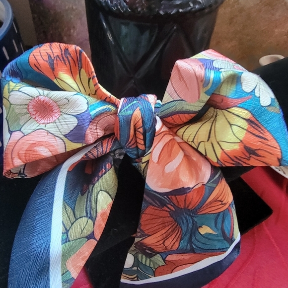 Floral Patterned Silky twilly - Picture 5 of 7